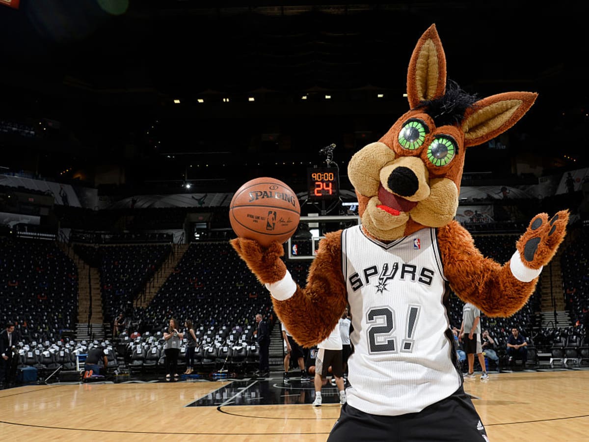 Spurs mascot catches bat during game (VIDEO) - NBC Sports