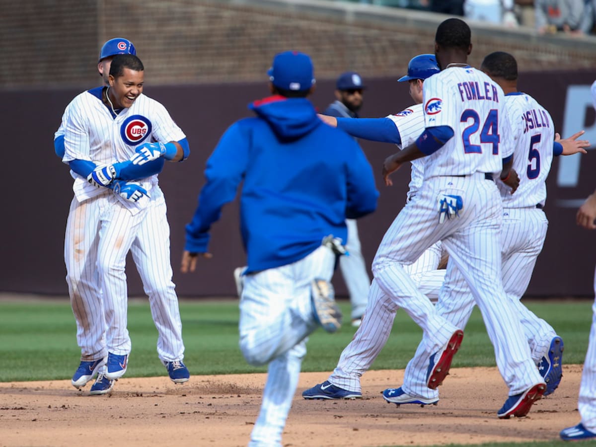 Watch Chicago Cubs baseball fan catching ball in her beer before