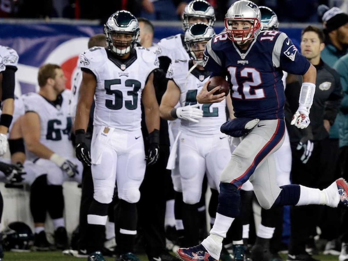 Tom Brady catches a pass in Patriots-Titans game