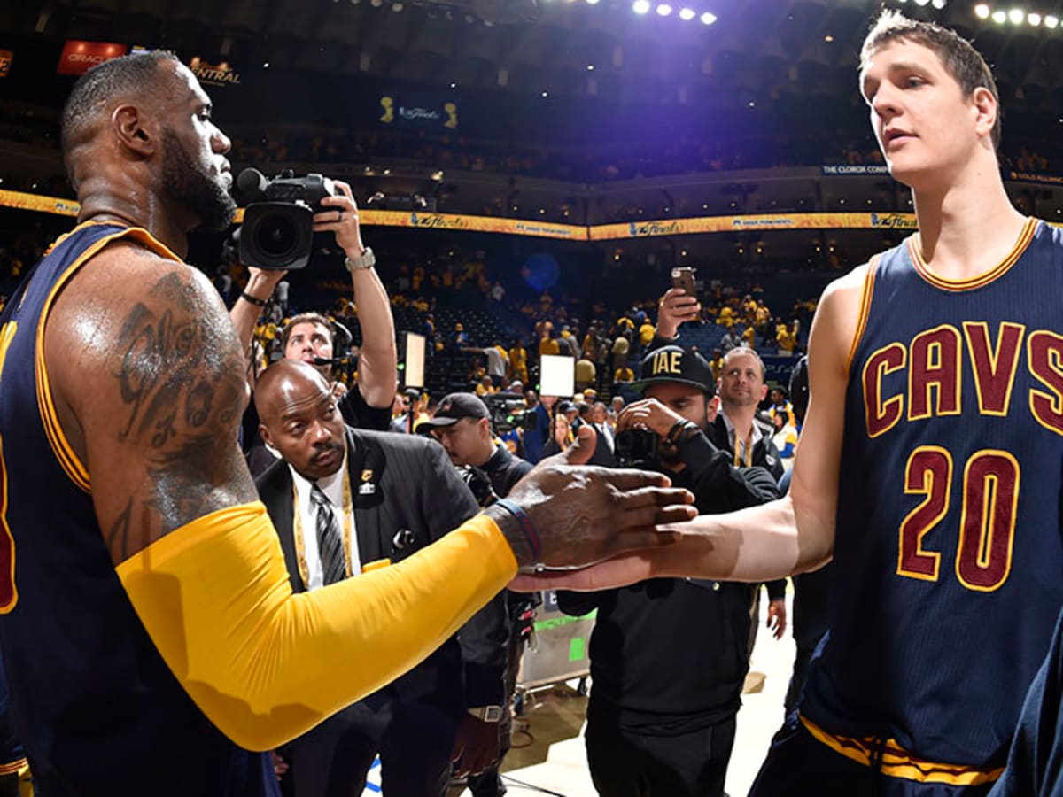 Lakers' Timofey Mozgov mobbed by former Cavs teammates when receiving  championship ring