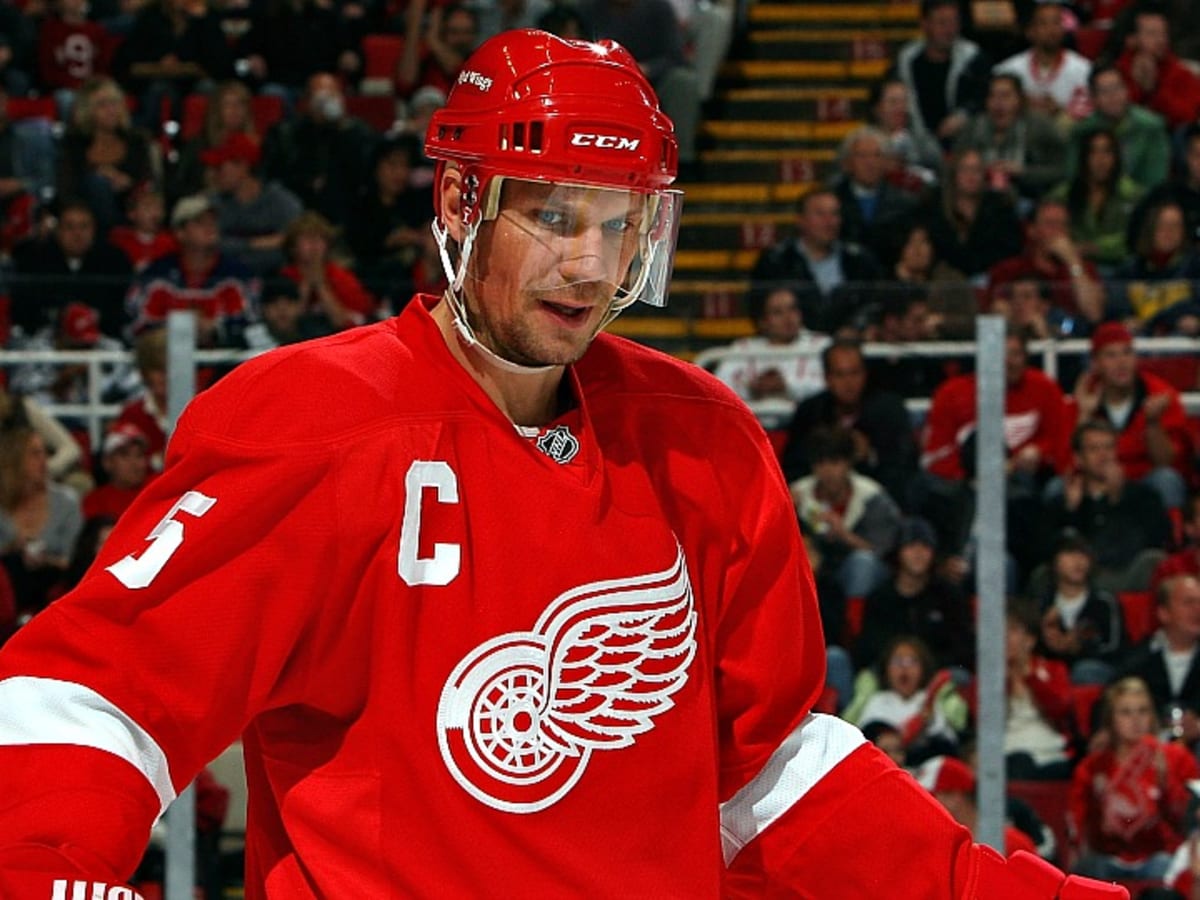NICKLAS LIDSTROM HIRED BY RED WINGS - In Play! magazine