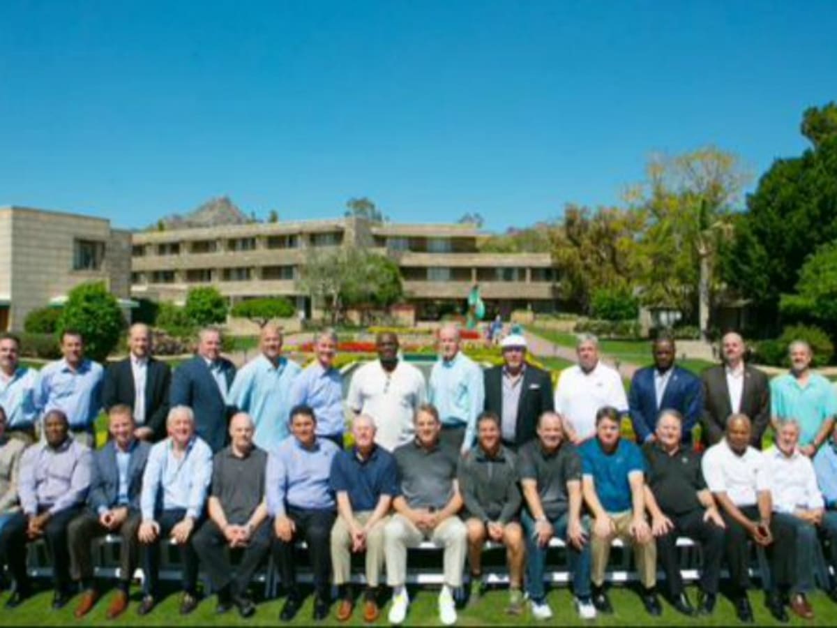 Andy Reid wearing the same Hawaiian shirt at the NFL owners meetings this  year - Arrowhead Pride