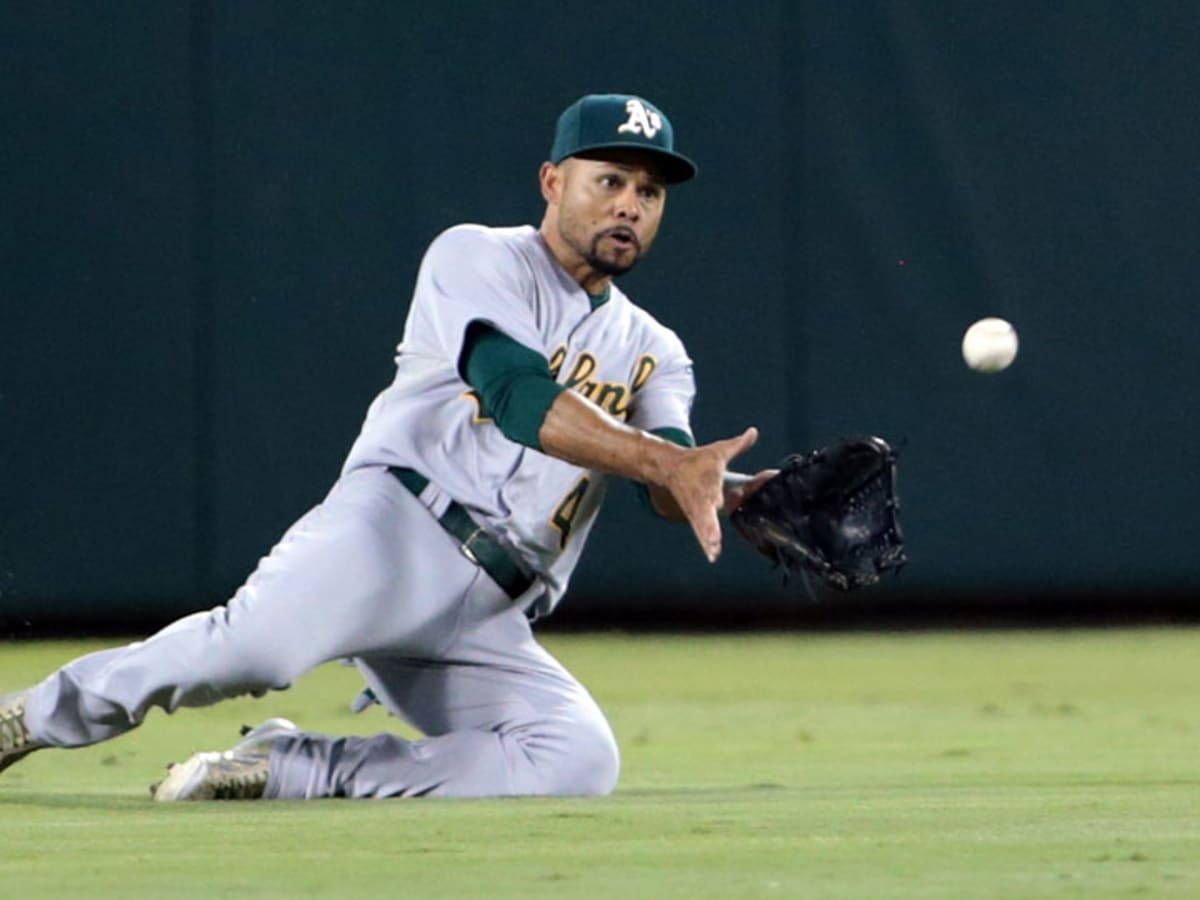 Athletics extend Coco Crisp through 2016 