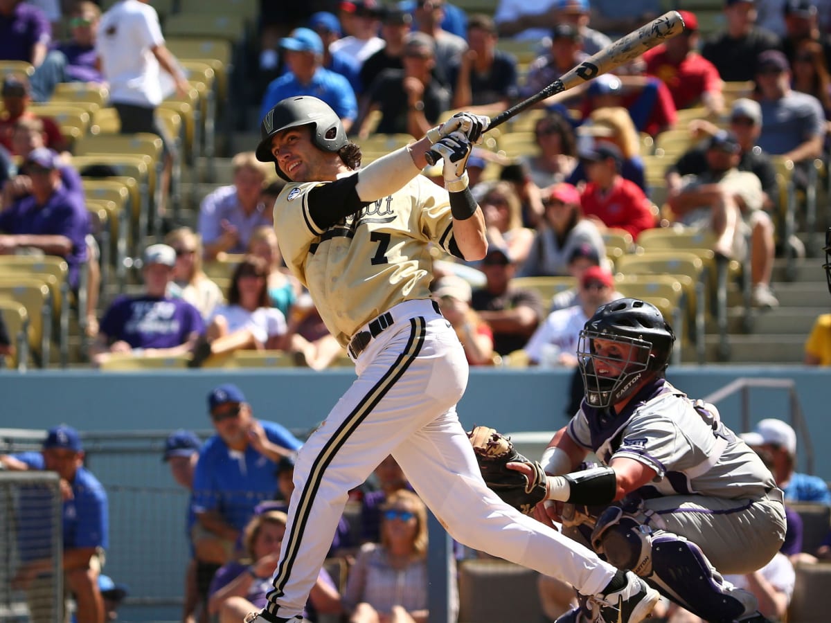 Diamondbacks sign first-overall pick Dansby Swanson at deadline