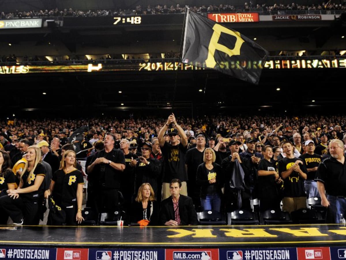 VINE: Old Pirates fan gets lost, ends up in Giants dugout - NOTSportsCenter