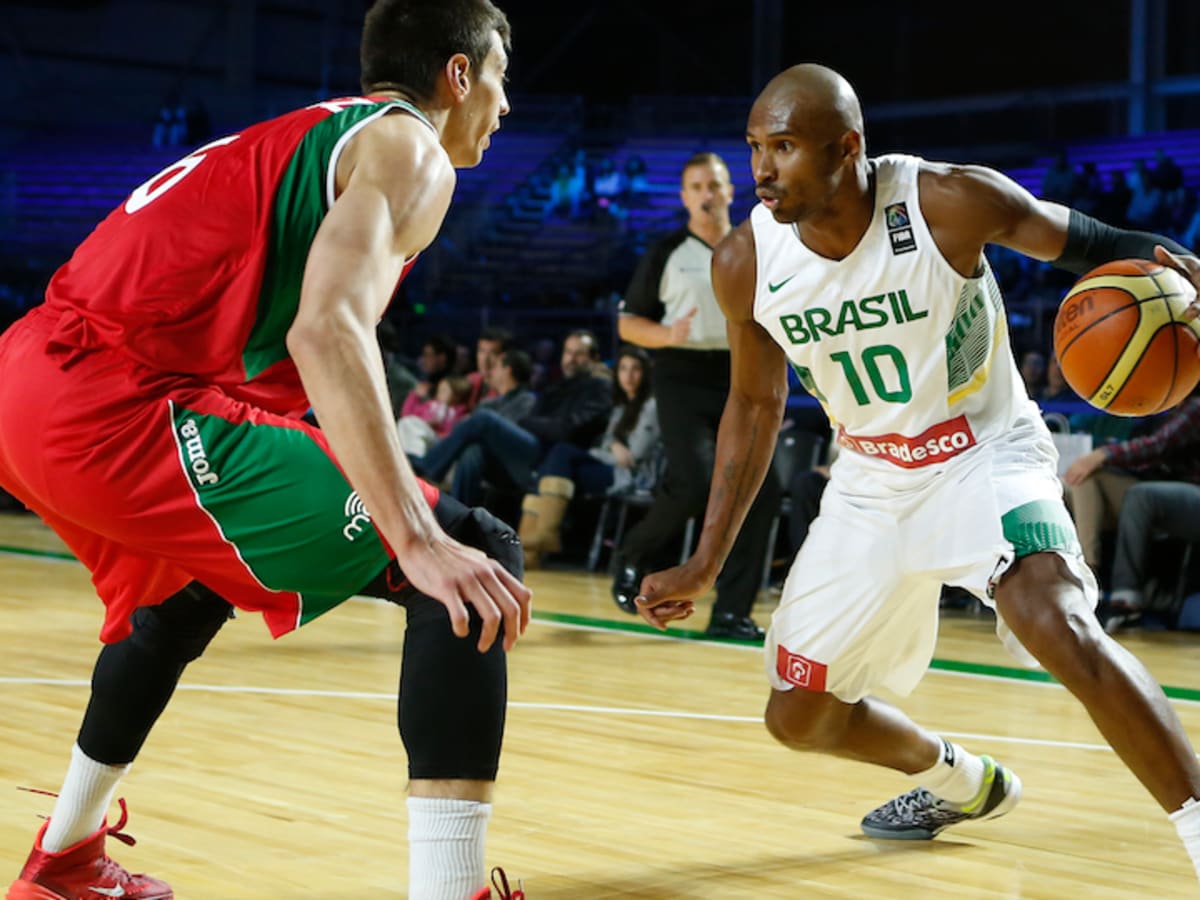 Warriors officially sign guard Leandro Barbosa