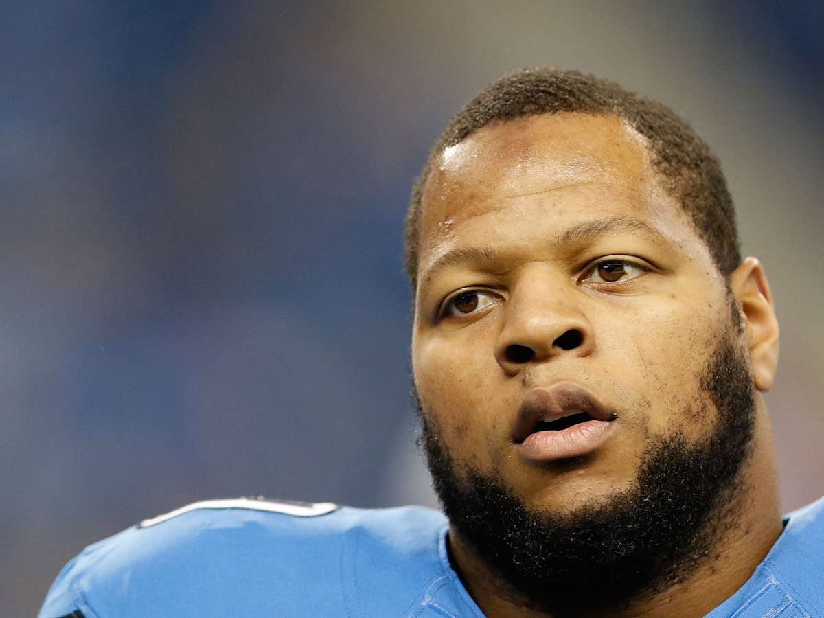 NFL suspends Detroit Lions DT Ndamukong Suh for stepping on Green Bay QB  Aaron Rodgers' leg - Sports Illustrated