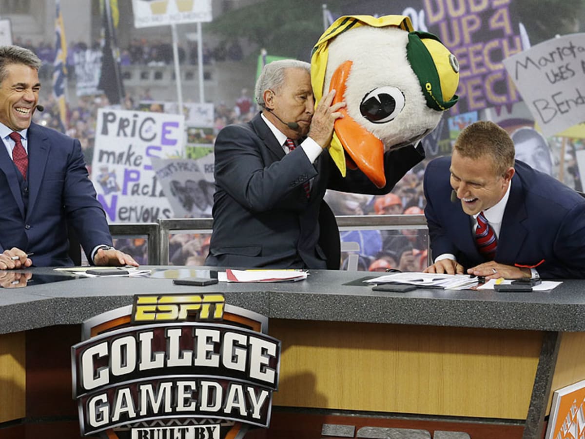 Lee Corso gets up and leaves the College GameDay set in the middle