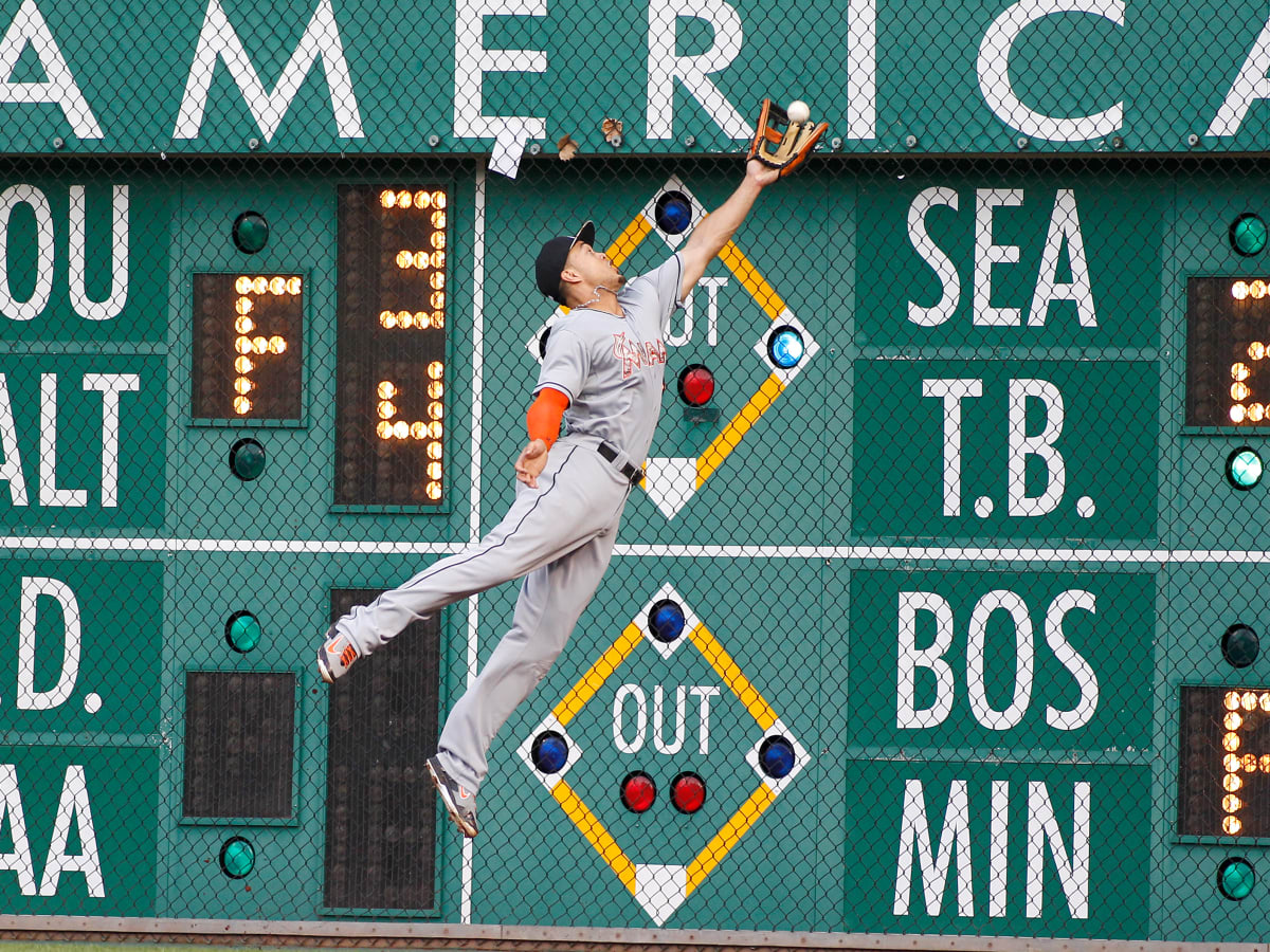Video: Marlins' Giancarlo Stanton crashes into wall for catch