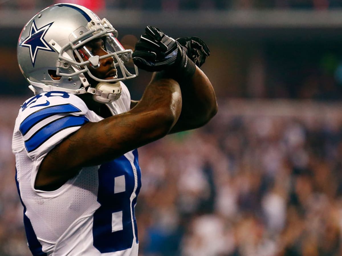 Watch: Dez Bryant gets massive double high-five from young fan, signs jersey  at Cowboys game