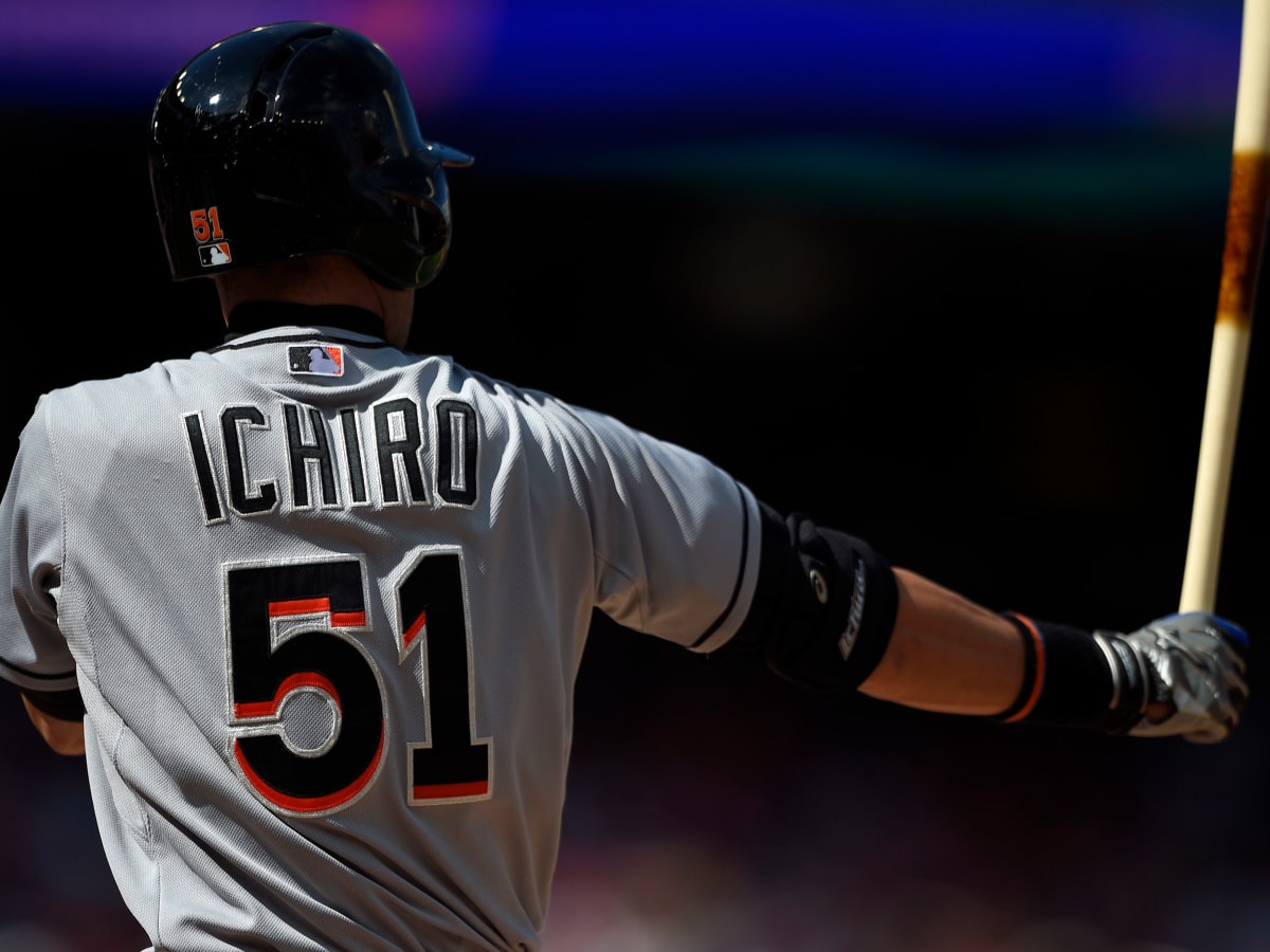 Miami Marlins re-sign OF Ichiro Suzuki 