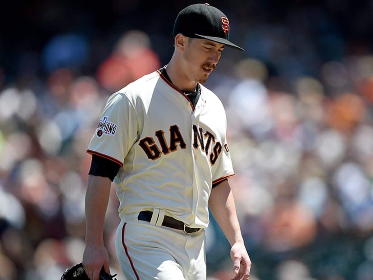 Tim Lincecum hurt with knee injury