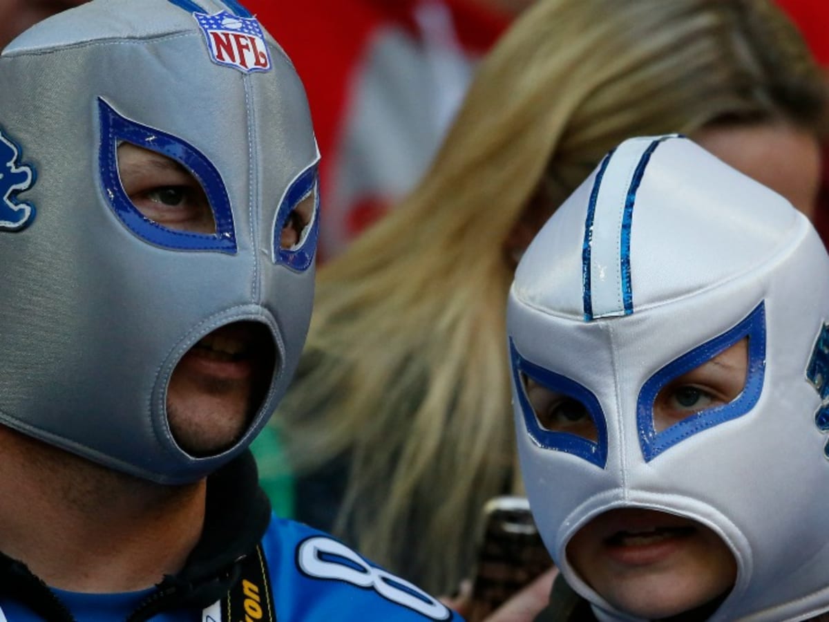 A fan wears a Detroit Lions Mexican wrestling mask during game action  Photo d'actualité - Getty Images