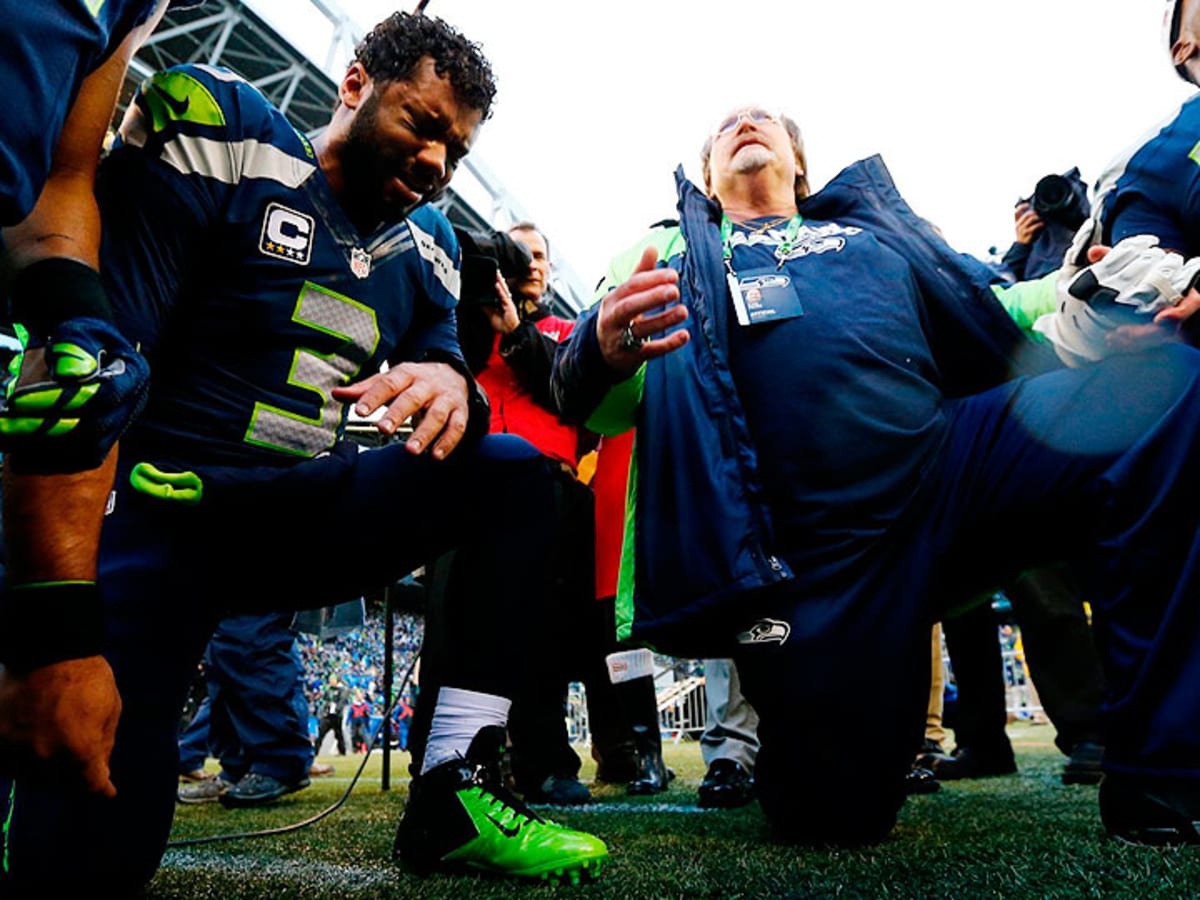 Russell Wilson stopped by NFL Flag LA to meet kids. He was wearing his  Seahawks gear, too! Awesome. : r/Seahawks