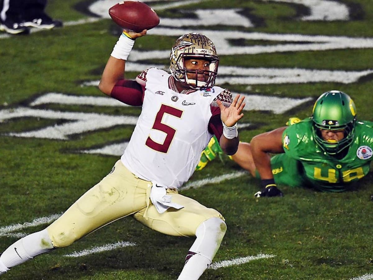 Oregon Ducks quarterback Marcus Mariota (8) drops back to pass in the first  quarter against the Florida State Seminoles at the College Football Playoff  Semifinal of the Rose Bowl in Pasadena, California