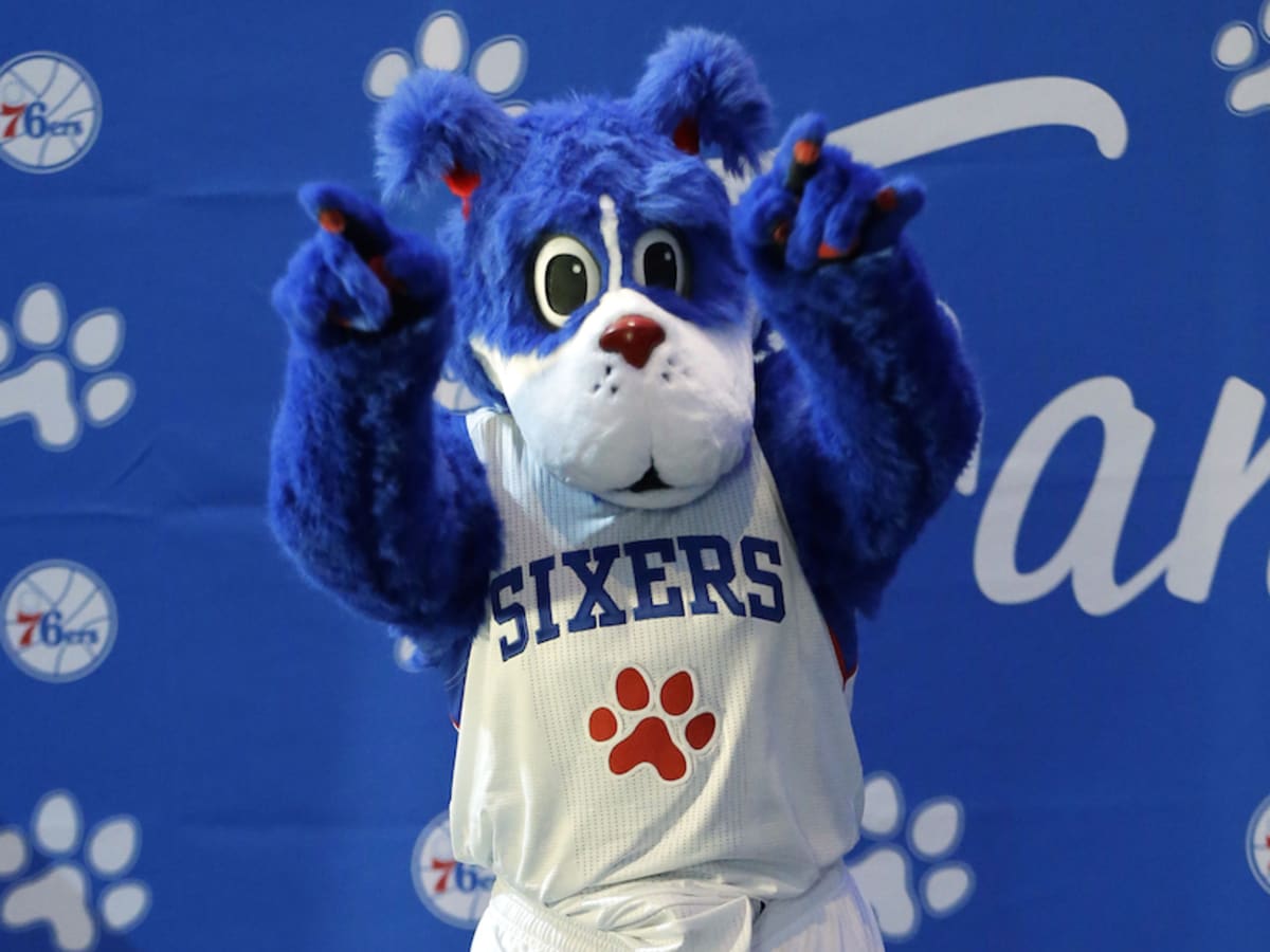 Rockets mascot Clutch assaulted by Robin Lopez - The Dream Shake