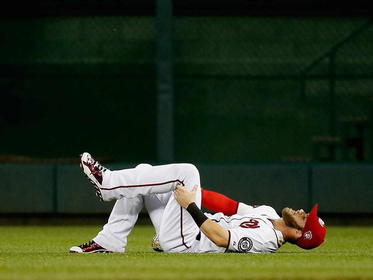 Nationals' Bryce Harper leaves game with apparent left knee injury