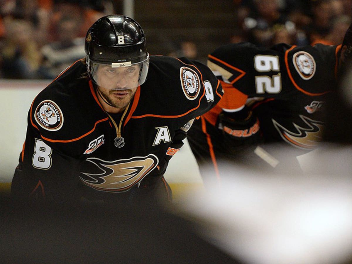 Teemu Selanne's No. 8 to be retired by Ducks when Jets visit