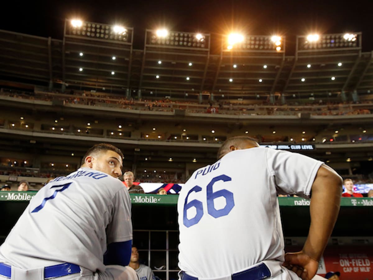 Power Outage at Dodger Stadium Causes 20-Minute Delay in Match Against  Padres