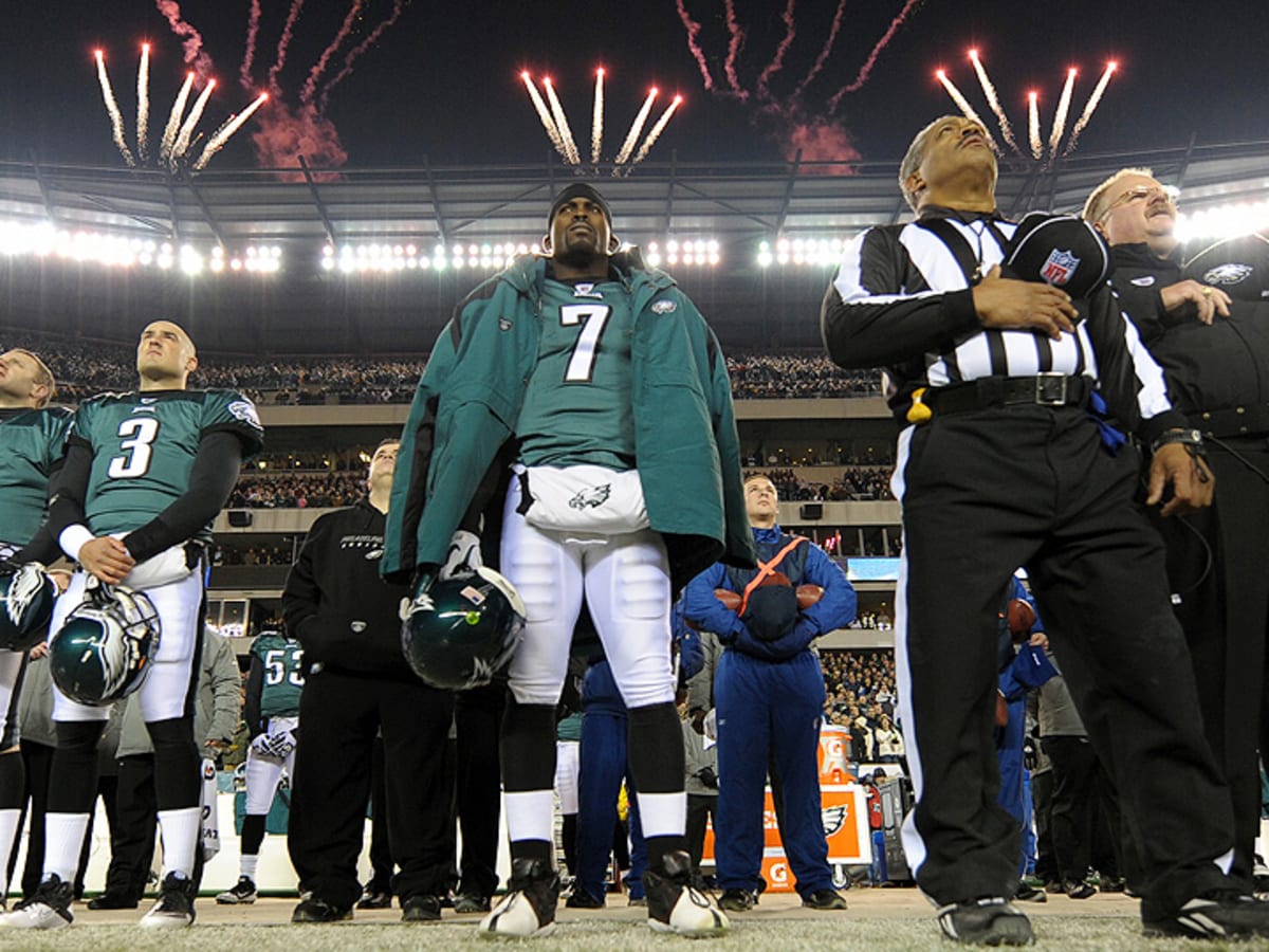 Mike Vick draws a crowd at Atlanta Super Bowl festivities