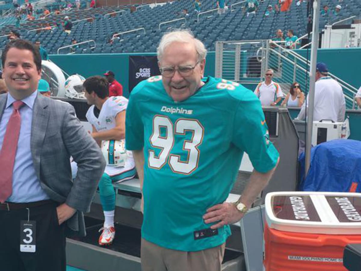 Warren Buffett wears a Detroit Lions' Ndamukong Suh jersey before an NFL  football game against the Minnesota Vikings in Detroit Sunday, Dec. 14,  2014. (AP Photo/Paul Sancya Stock Photo - Alamy