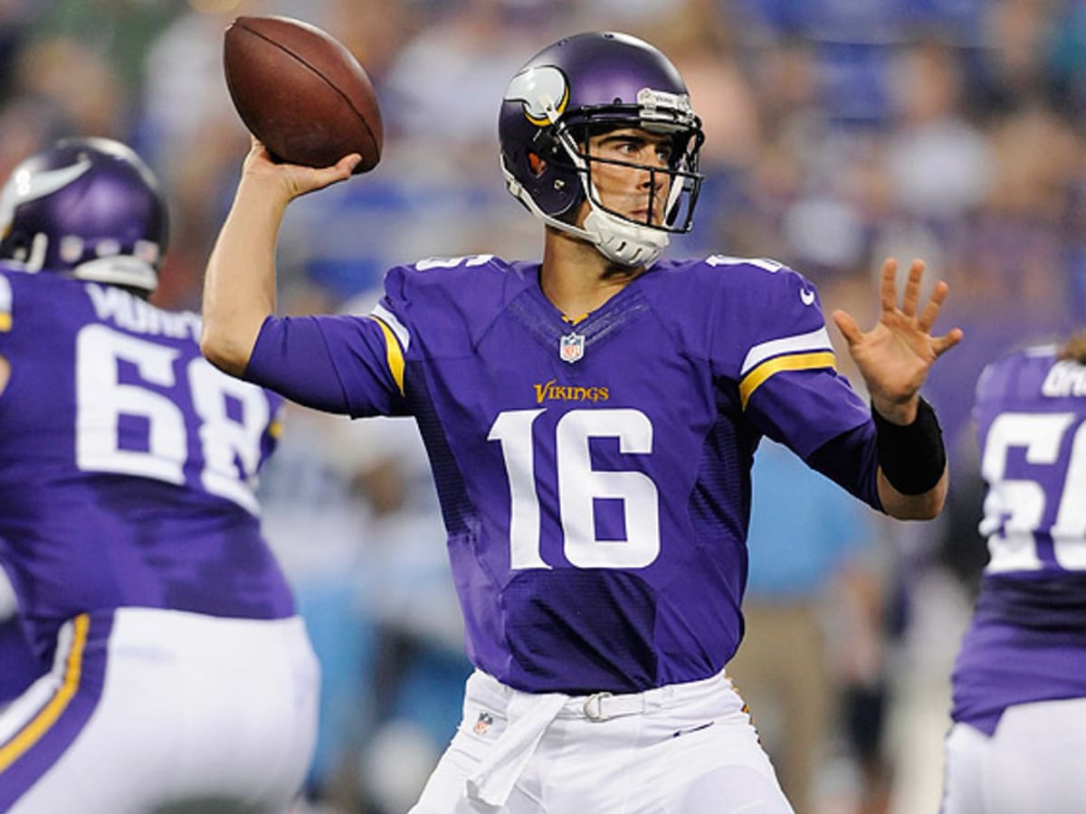 Minnesota Vikings quarterback Matt Cassel warms up before the start of an  NFL football game between the Minnesota Vikings and the New England  Patriots, Sunday, Sept. 14, 2014, in Minneapolis. (AP Photo/Jeff