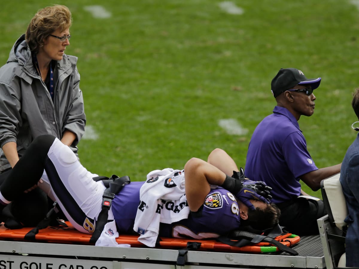 Dennis Pitta injury: Baltimore Ravens tight end carted off after  re-injuring hip - Sports Illustrated