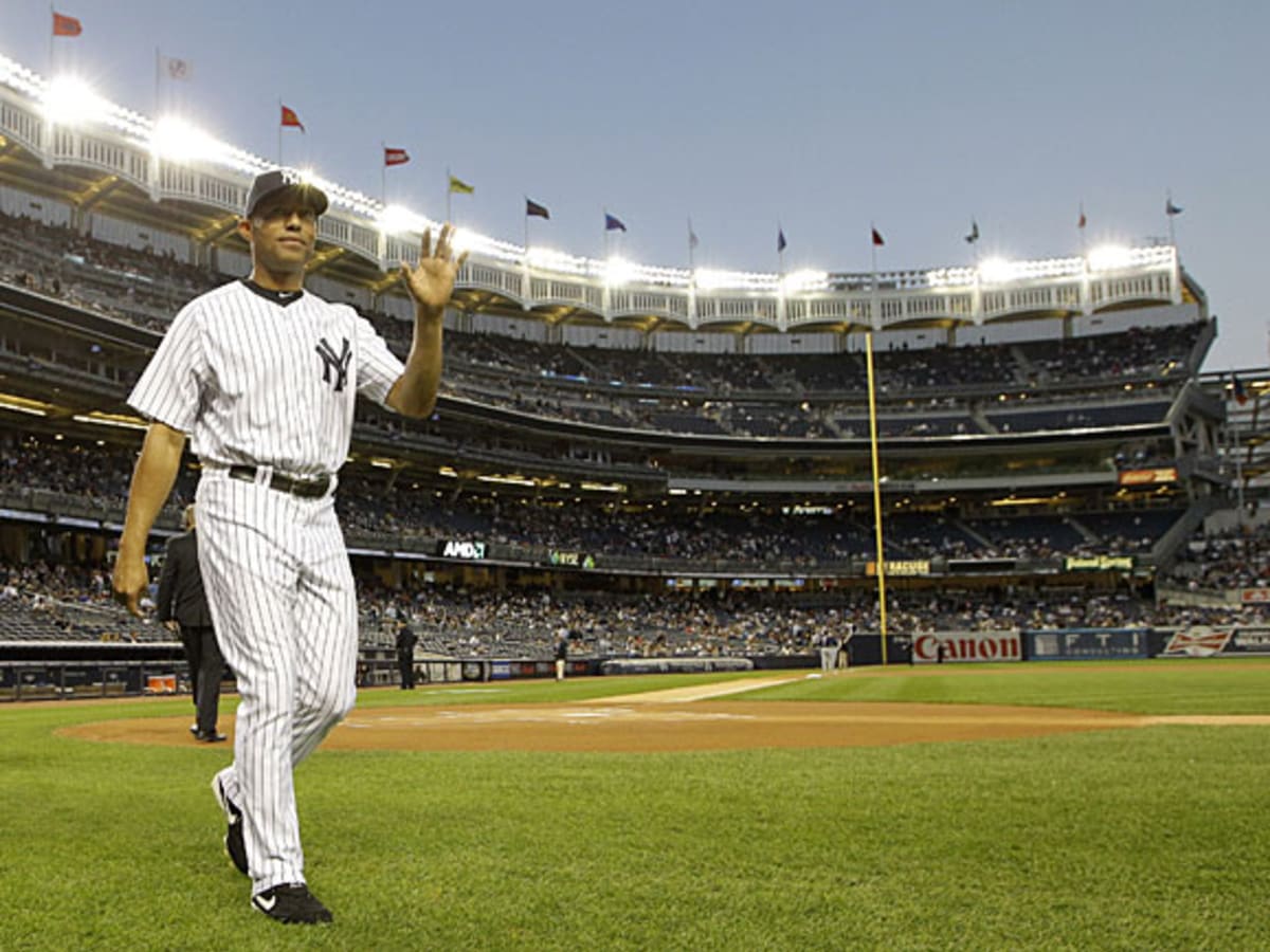 Mariano Rivera hits inside the park homer at Yankees Old-Timers