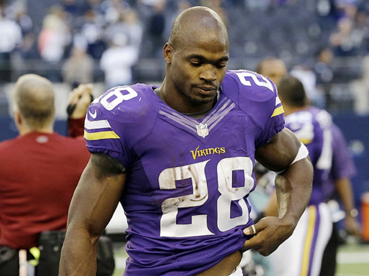 Adrian Peterson has ankle injury scare during Vikings-Bears game