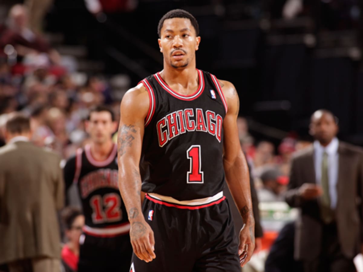 derrick rose tears his acl