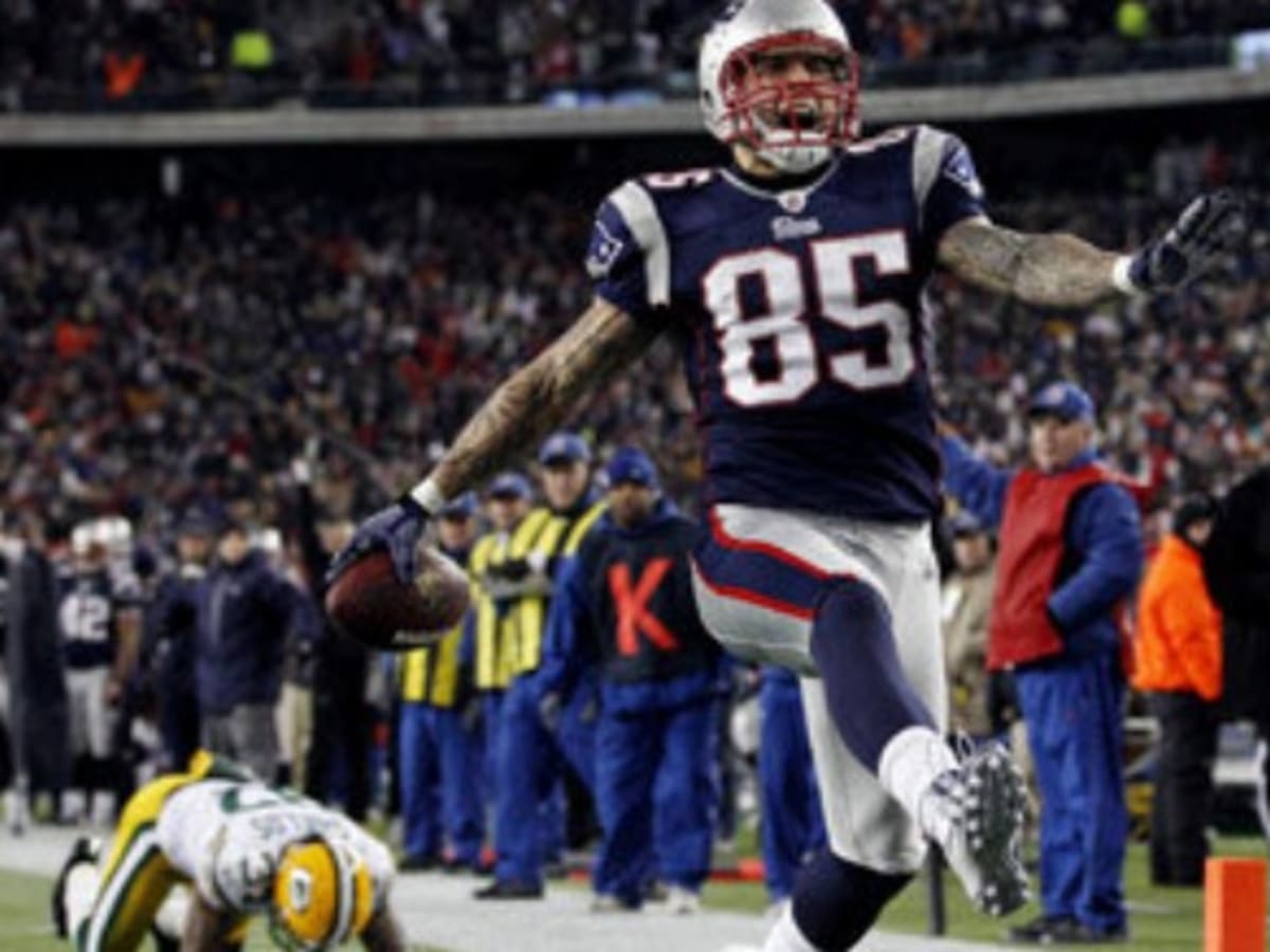 Pro Football Hall of Fame removes Aaron Hernandez photo from display -  Sports Illustrated