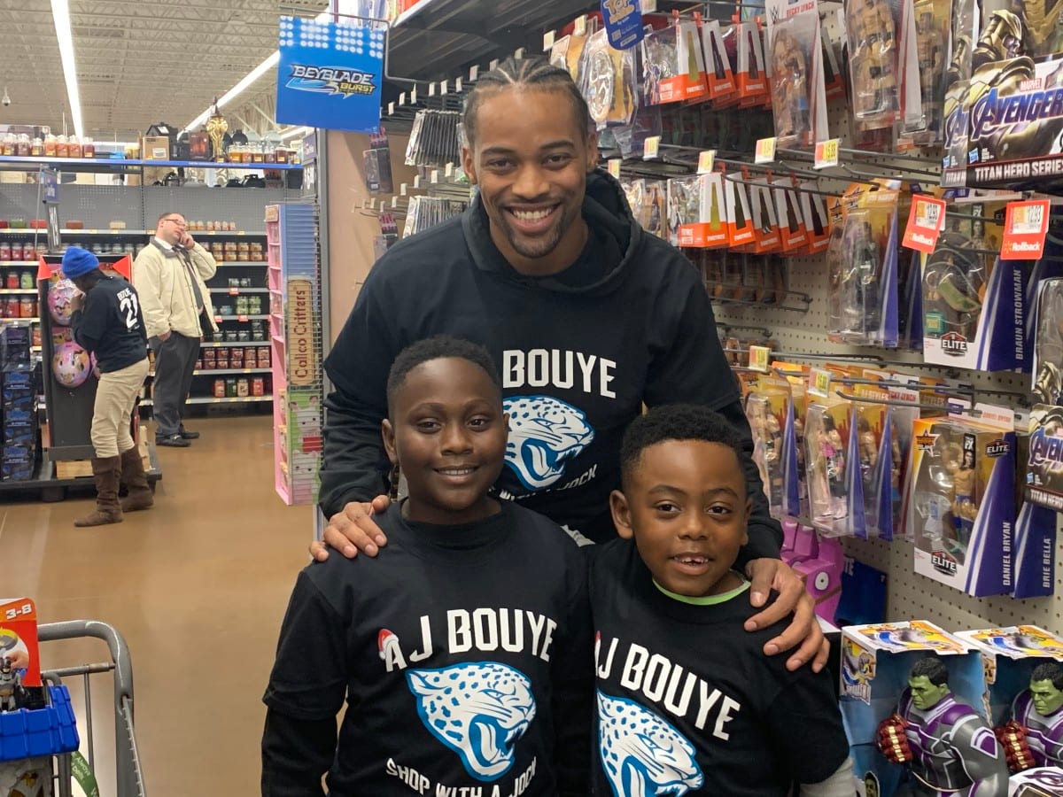 Jaguars' A.J. Bouye hosts 50 children for night of holiday shopping