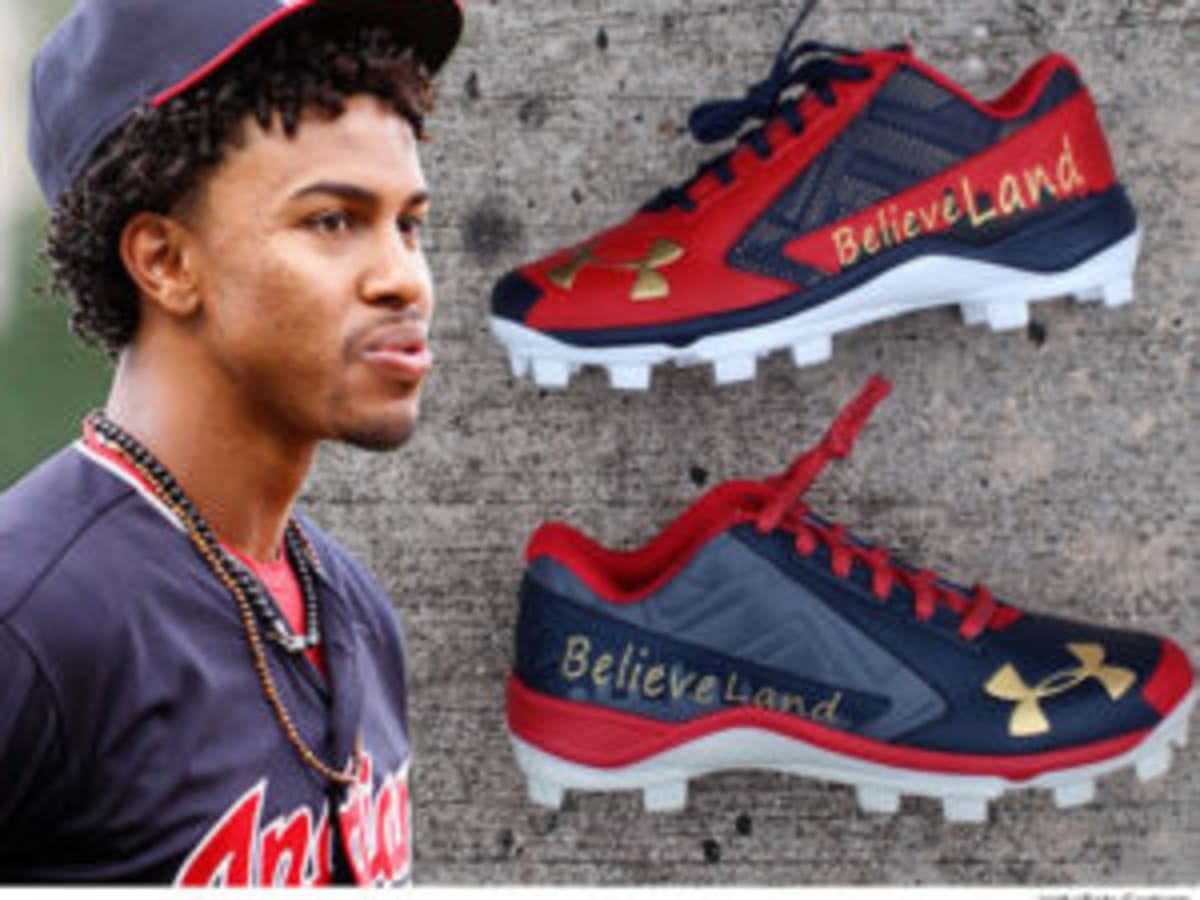 FOX Sports: MLB on X: Francisco Lindor honored Roberto Clemente tonight  with custom cleats, as well as a 21 and Gracias Roberto in his glove  💛⚾️  / X