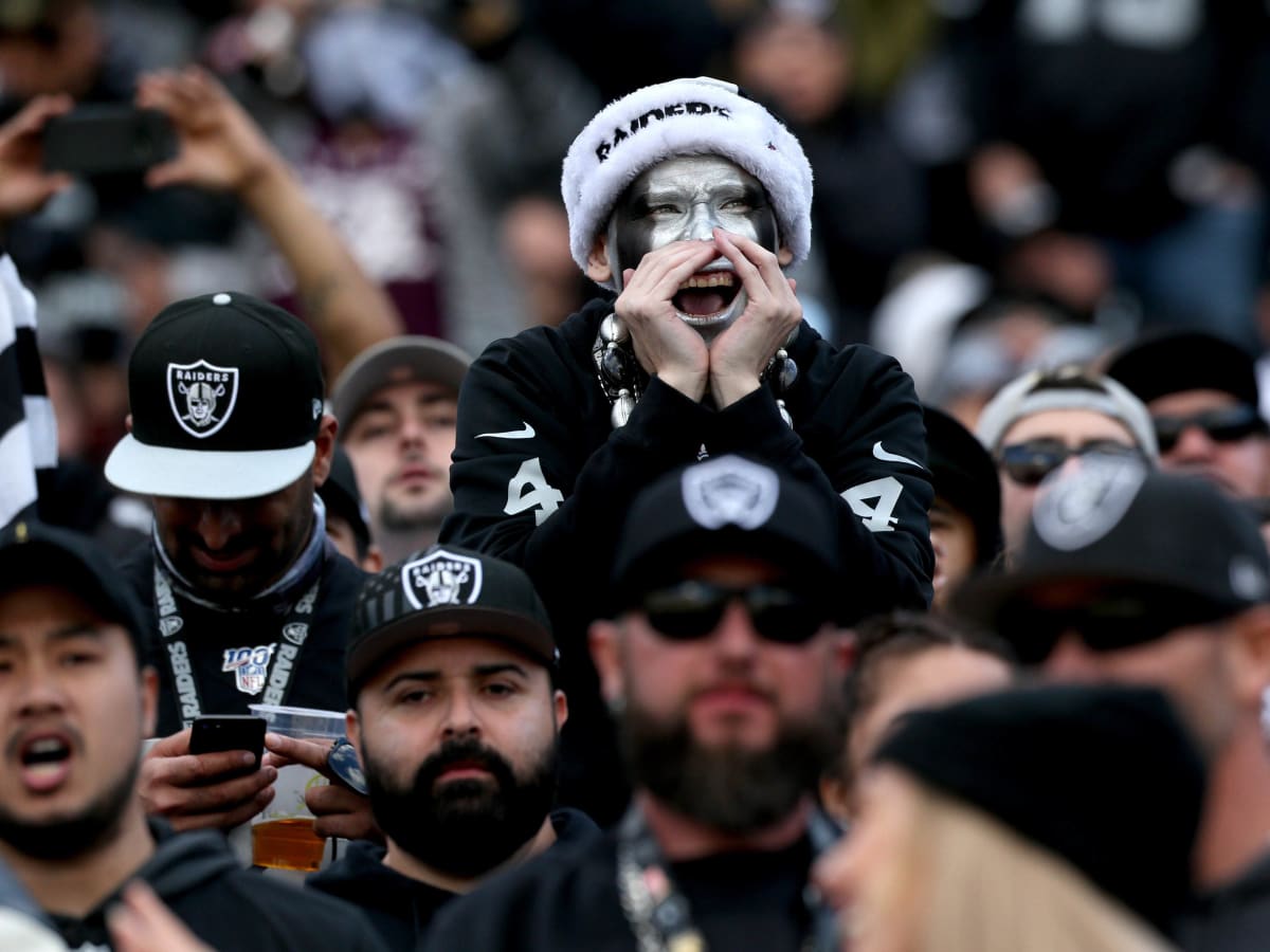 Raiders booed by fans after final game in Oakland (video) - Sports  Illustrated