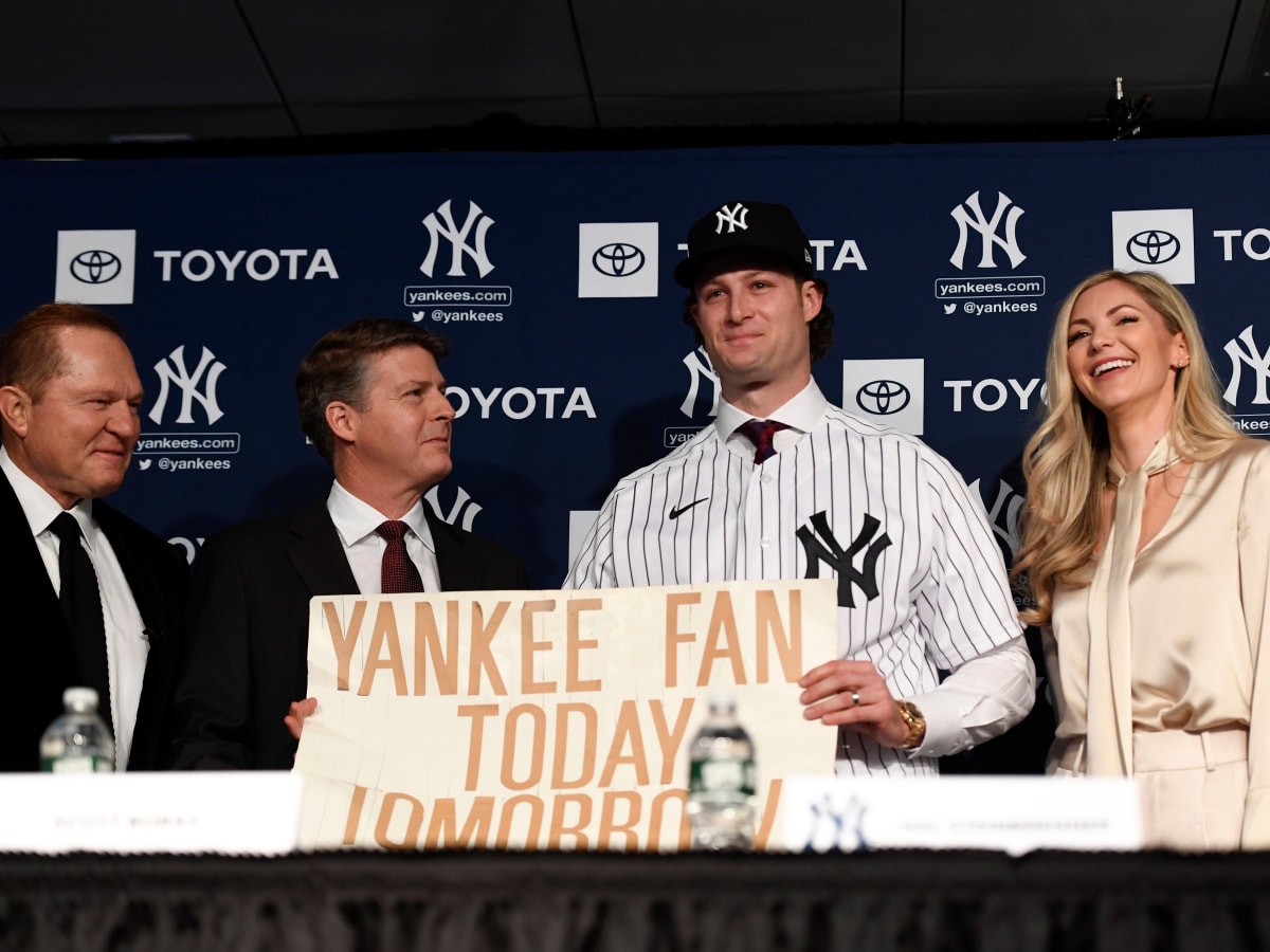 Fans returning to the Bronx proves emotional for Yankees and local