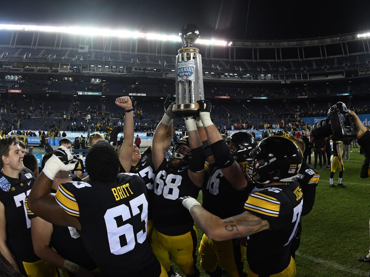 Photos and postgame: Hawkeyes 48, Middle Tennessee 3