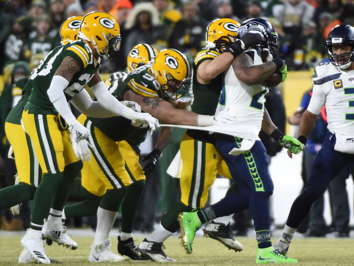 Marshawn Lynch & Aaron Rodgers Swap Jerseys Following NFC