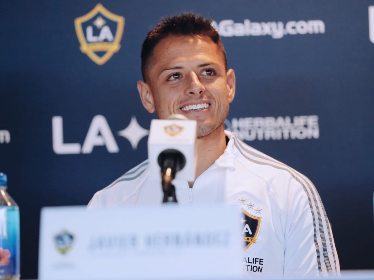LA Galaxy star Chicharito Hernández tears ligament in right knee