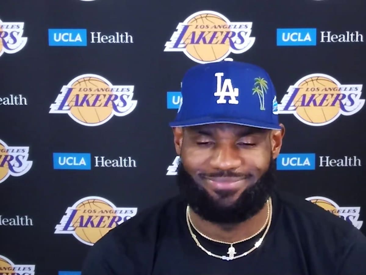 Lebron's green LA hat a mixture of dodger blue and laker gold? : r