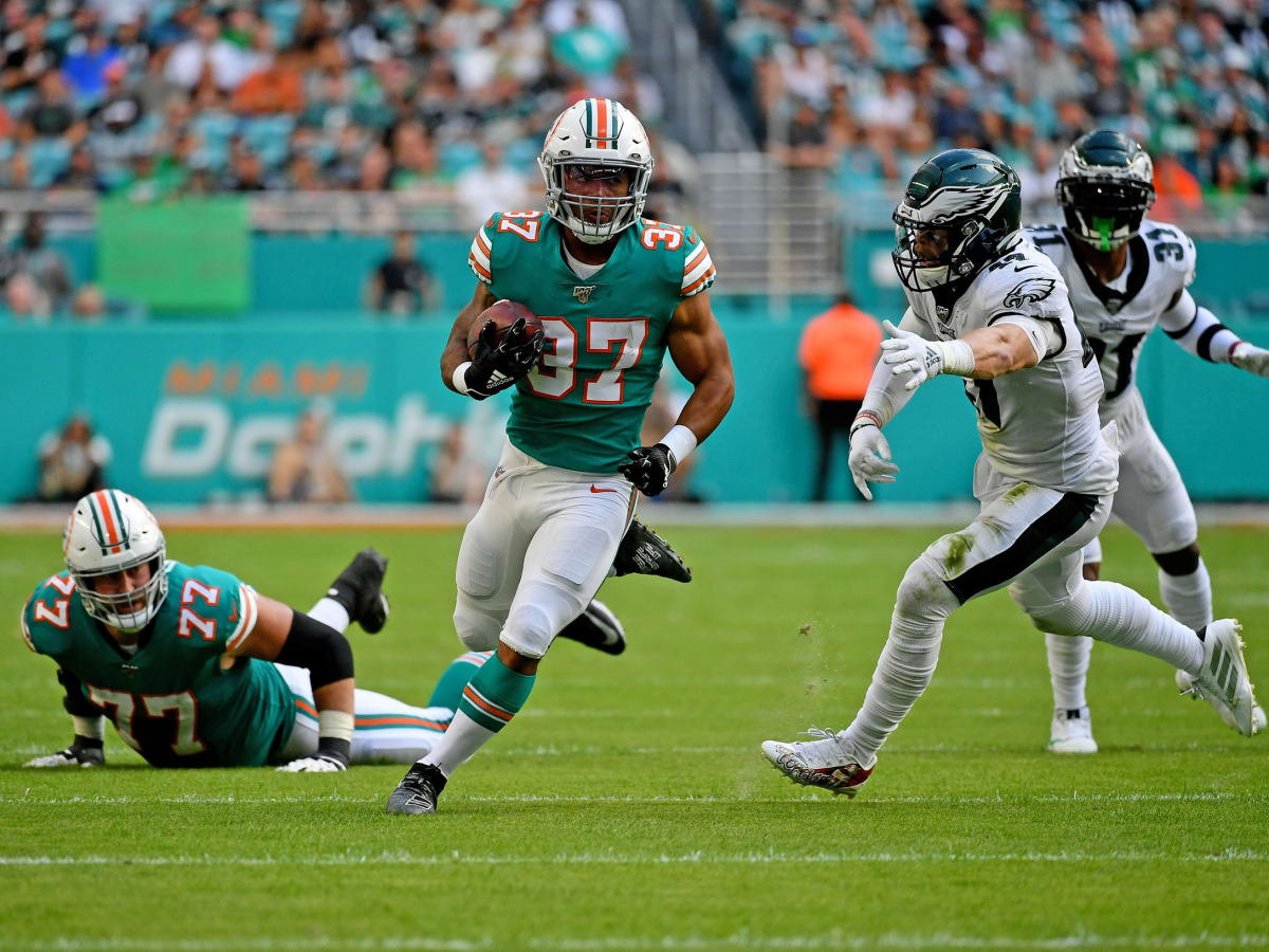 Miami Dolphins - Dolphins strong safety Yeremiah Bell (37) and Sean Smith  (24) tackle New York Giants Hakeem Nicks (88)