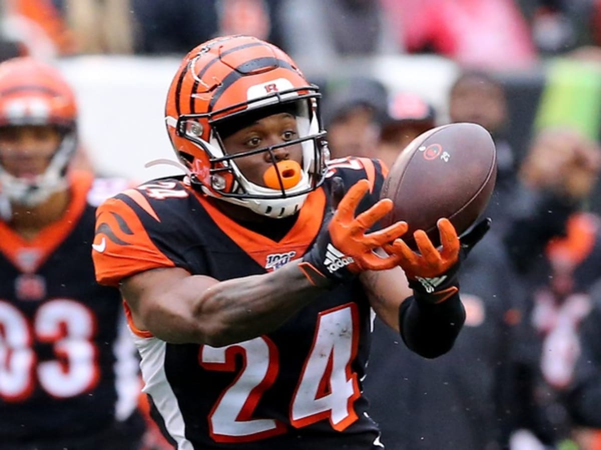 Cincinnati Bengals cornerback Trae Waynes (26) looks on in the first half  of an NFL football game against the Cleveland Browns, Sunday, Jan. 9, 2022,  in Cleveland. (AP Photo/Nick Cammett Stock Photo - Alamy