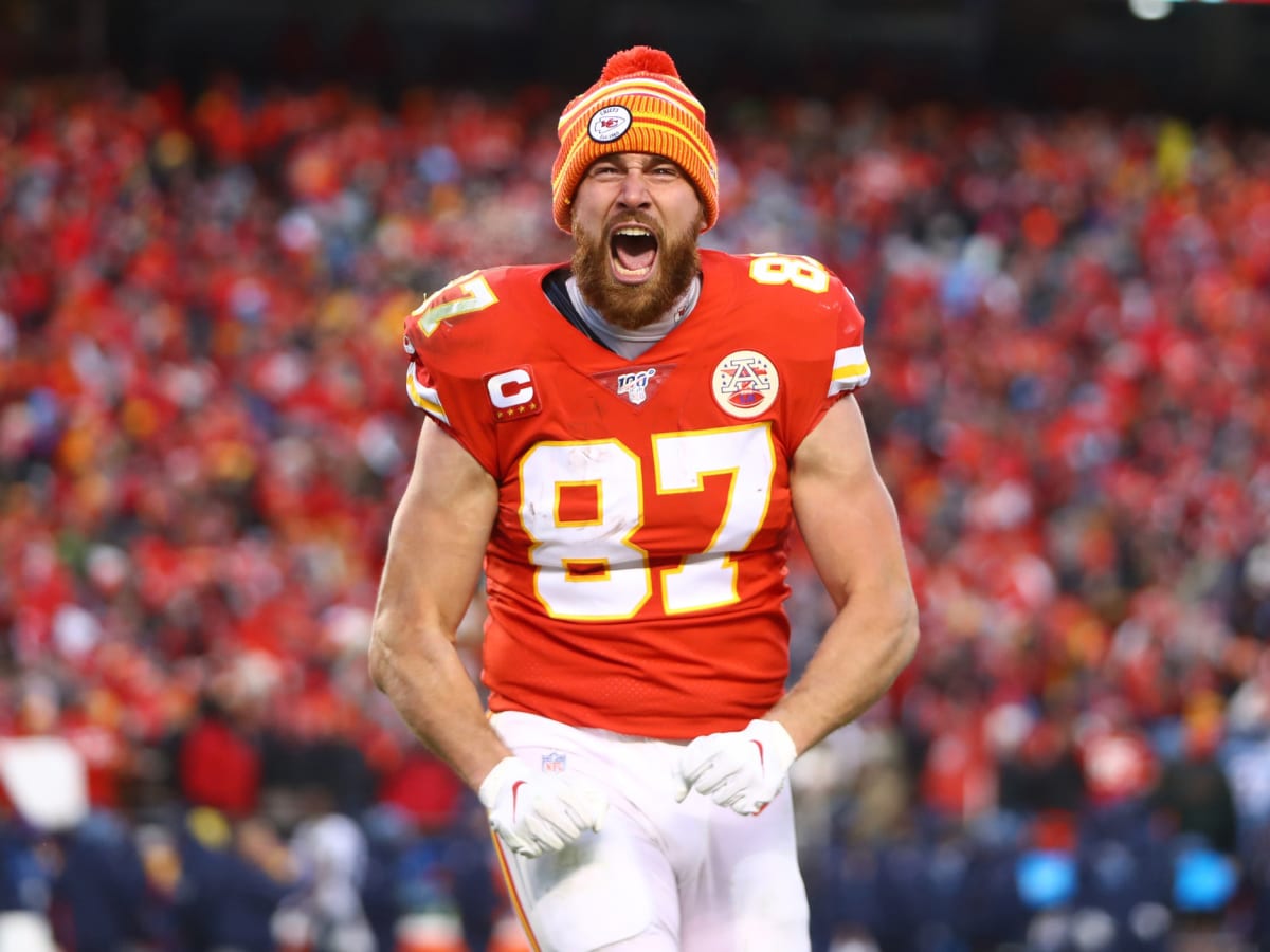 Travis Kelce Gifts 2020 Champions @CrownRoyal XR Ahead of Victory