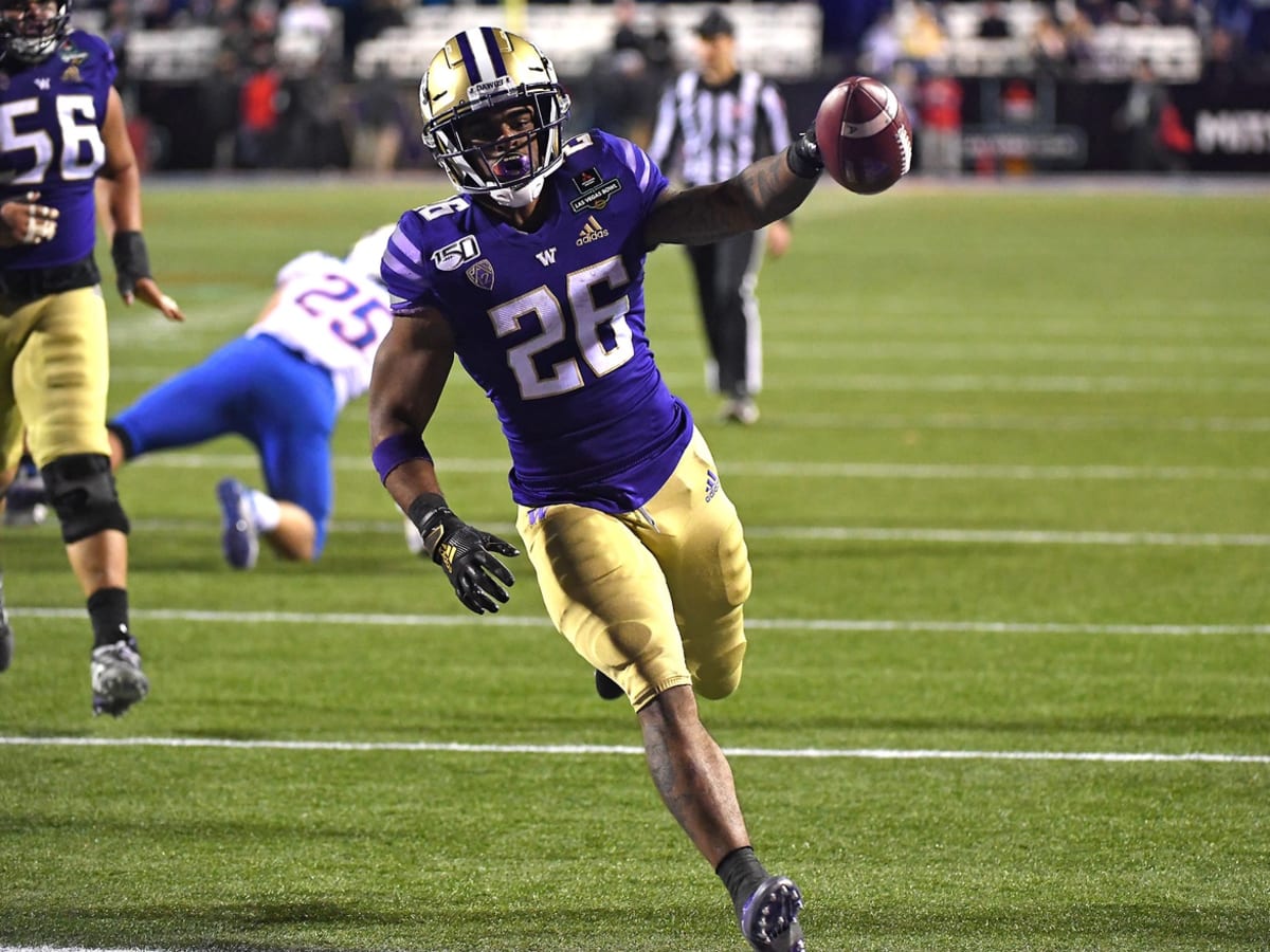 Salvon Ahmed throwing his dubs - Washington Husky Football