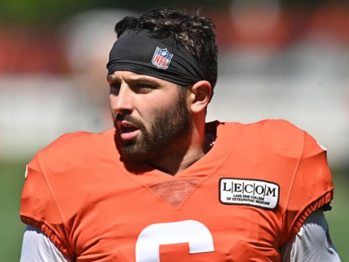 Browns' Mayfield changes stance, will stand for anthem