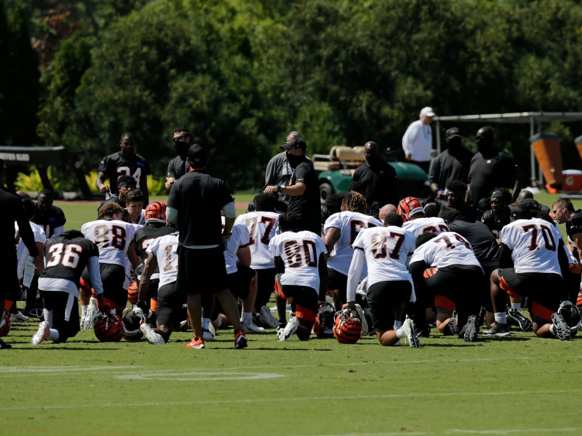 Cincinnati Bengals lock arms for the national anthem before week