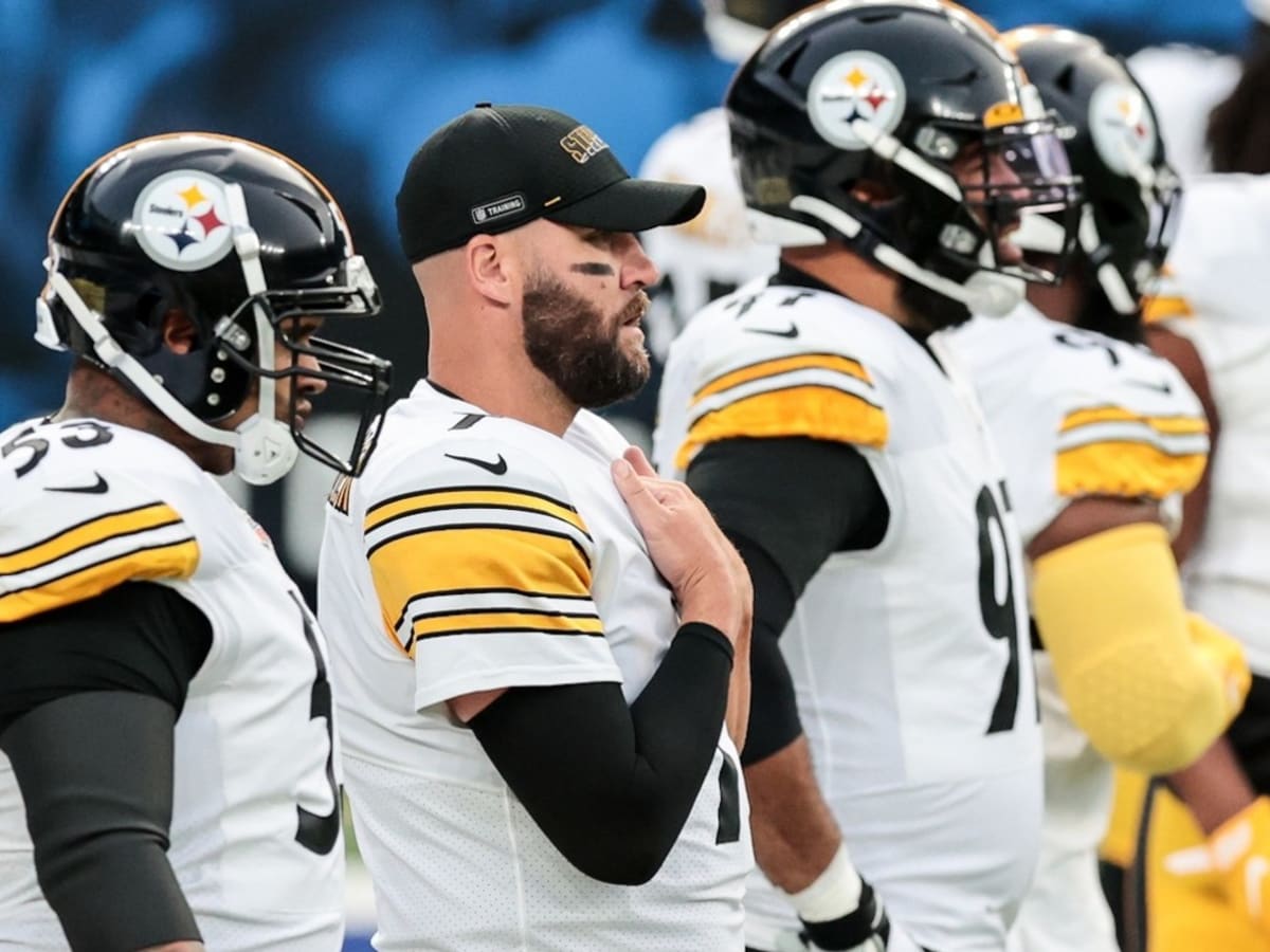 Some of the Detroit Lions during the national anthem before an NFL football  game against the Pittsburgh Steelers in Pittsburgh, Sunday, Nov. 17, 2013.  (AP Photo/Gene J. Puskar Stock Photo - Alamy