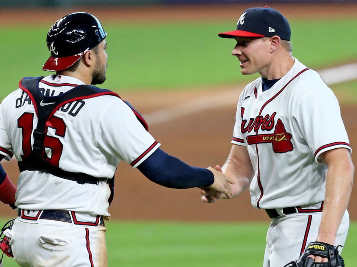 Mark Melancon catches Ozzie Albies home run again in NLCS Game 2