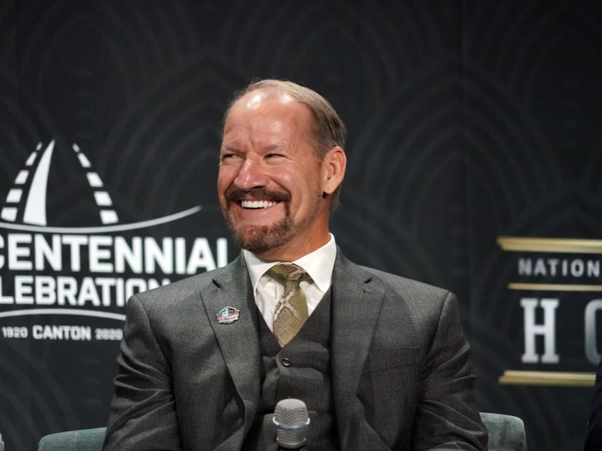 Bill Cowher, Pittsburgh Steelers head coach talks with Steelers