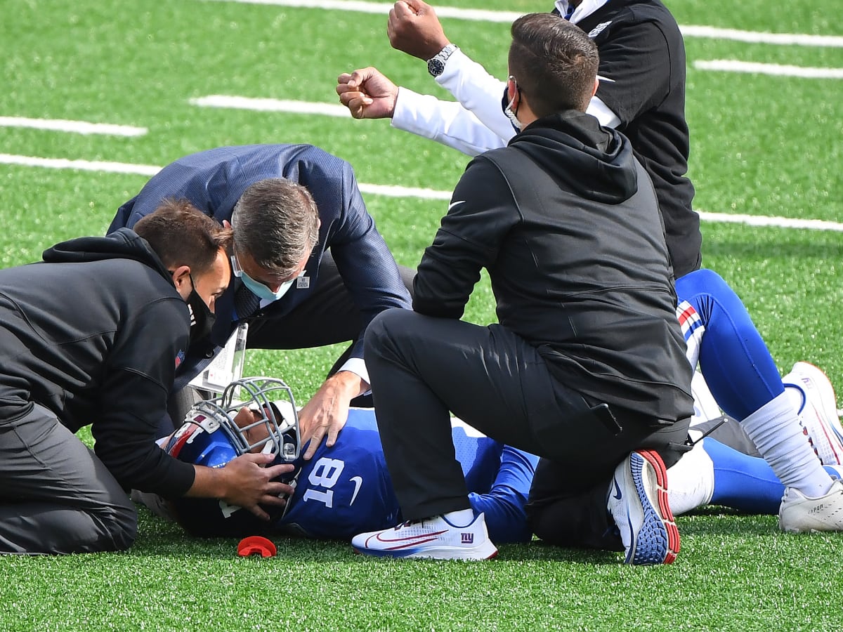 Giants starting WR carted off after non-contact knee injury