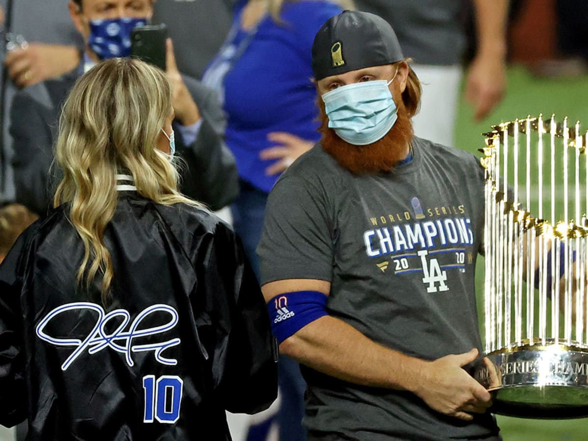 Justin Turner tests COVID-positive at World Series, hugs teammate